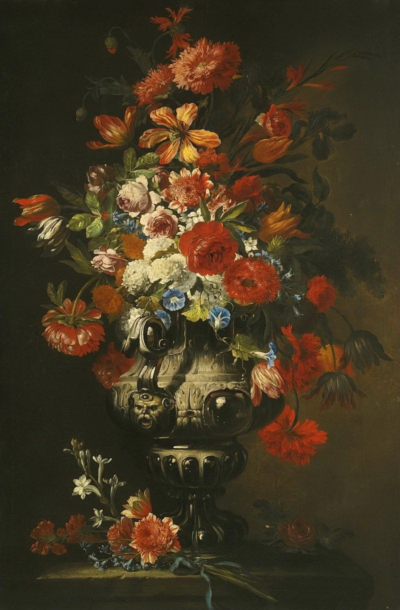 Una natura morta di rose, crisantemi e tulipani in un vaso d'argento decorato su un piedistallo di pietra